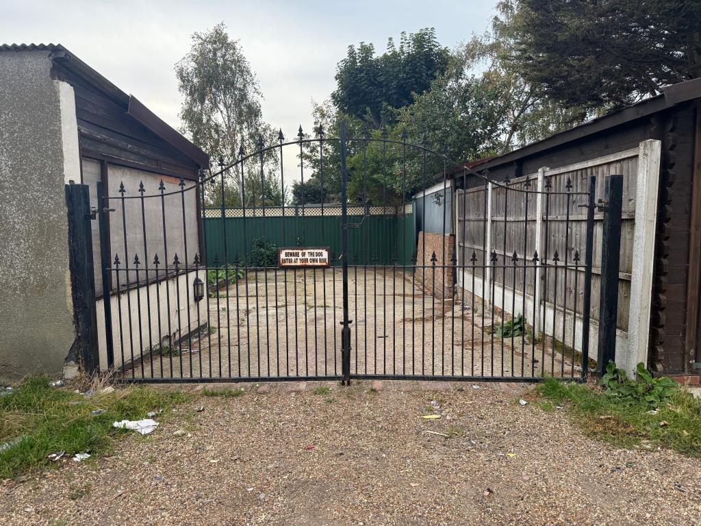 Lot: 137 - DETACHED HOUSE WITHIN EASY REACH OF THE VIBRANT LEIGH BROADWAY - Gate providing access to rear garden